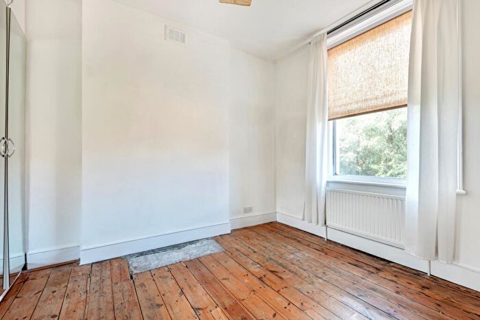 2 Bedroom Apartment To Rent In Grove Park London, SE5