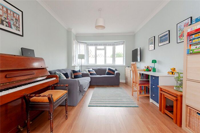 3 Bedroom End Of Terrace House For Sale In Meadway, Twickenham, TW2