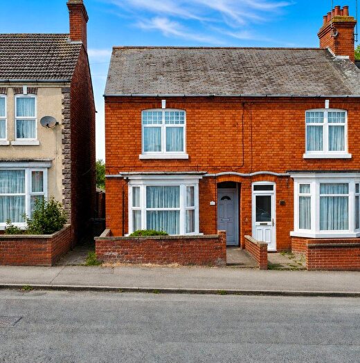 3 Bedroom End Of Terrace House For Sale In Washbrook Road, Rushden, NN10