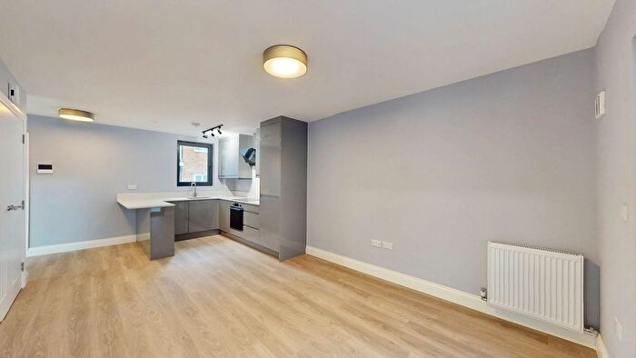 2 Bedroom Flat To Rent In Hanworth Road, Hounslow, TW3
