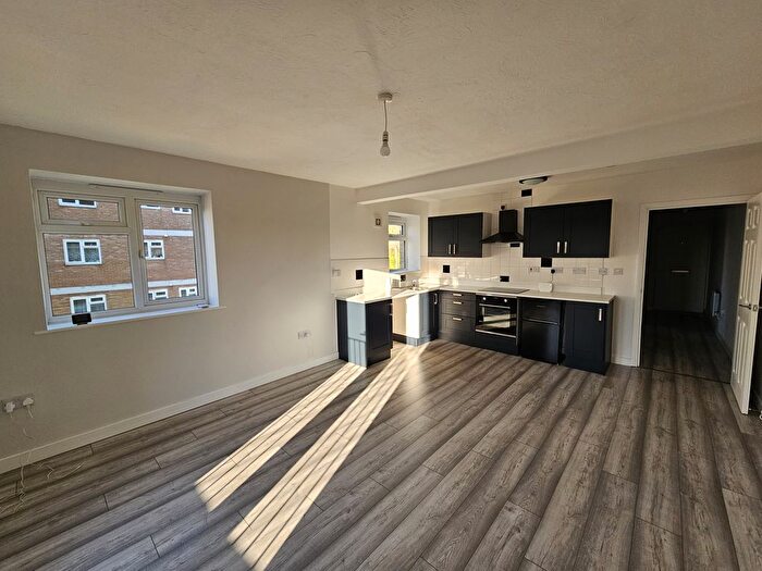 1 Bedroom Flat For Sale In Flat Samuels Tower, Longhill Avenue, Chatham, Kent, ME5