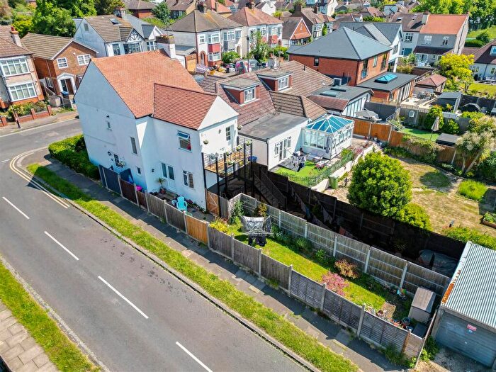 2 Bedroom Apartment For Sale In Tankerville Drive, Leigh-On-Sea, SS9