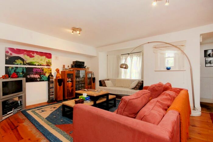 2 Bedroom Apartment To Rent In Arvon Road, London, N5