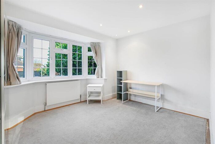 2 Bedroom Flat For Sale In Christchurch Park, Sutton, SM2