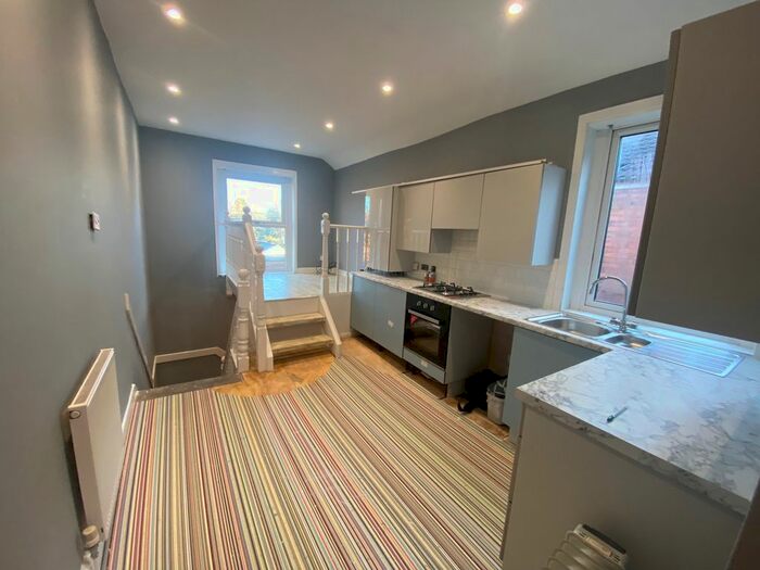 3 Bedroom Flat To Rent In Alcester Road South, Kings Heath, Birmingham B14