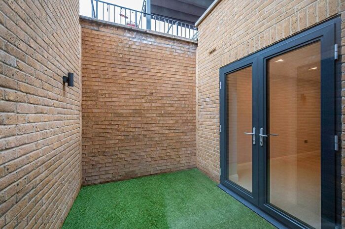 2 Bedroom Flat For Sale In Merton Road, South Wimbledon, London, SW19