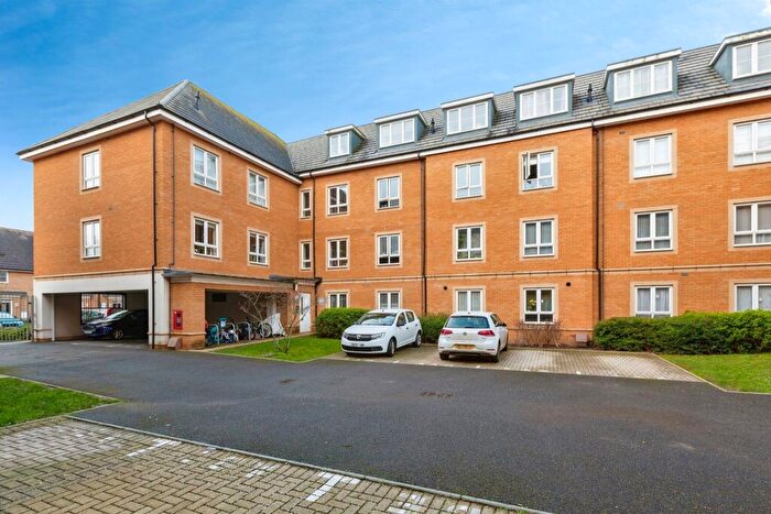 2 Bedroom Flat For Sale In Kenyon Way, Slough, SL3
