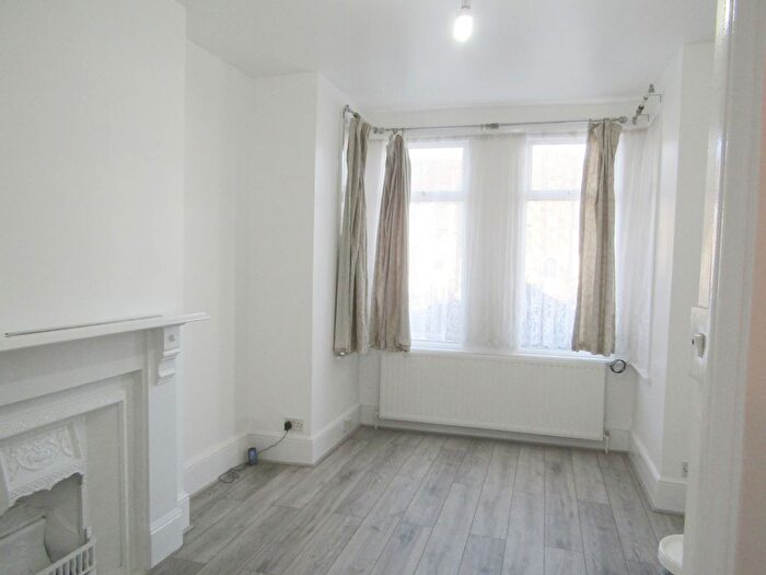 1 Bedroom Flat To Rent In Barking Road, Plaistow, E13