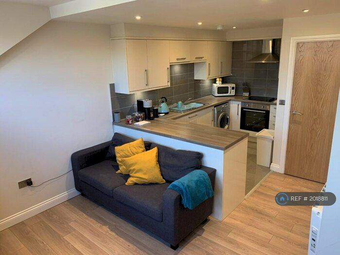 2 Bedroom Flat To Rent In Headingley Lane, Leeds, LS6