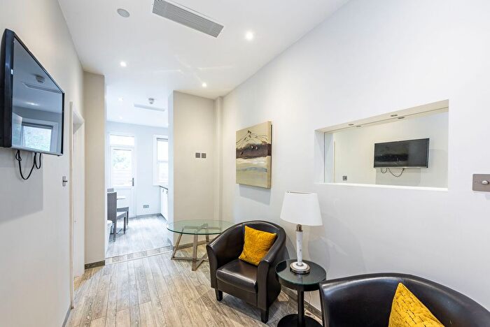 1 Bedroom Flat To Rent In Warwick Road, Earls Court, London, SW5