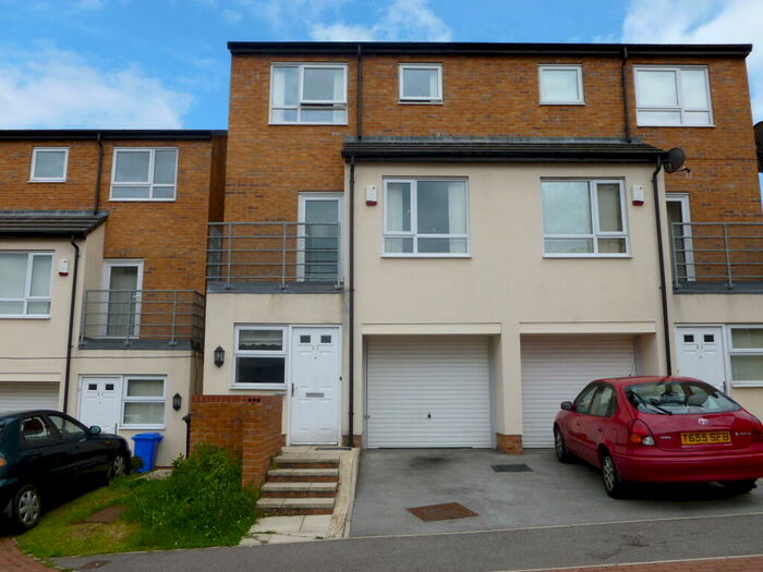 3 Bedroom Town House To Rent In Kenninghall View, Norfolk Park, Sheffield, S2