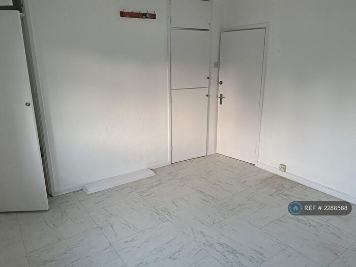 2 Bedroom Flat To Rent In Chingford Lane, Woodford Green, IG8
