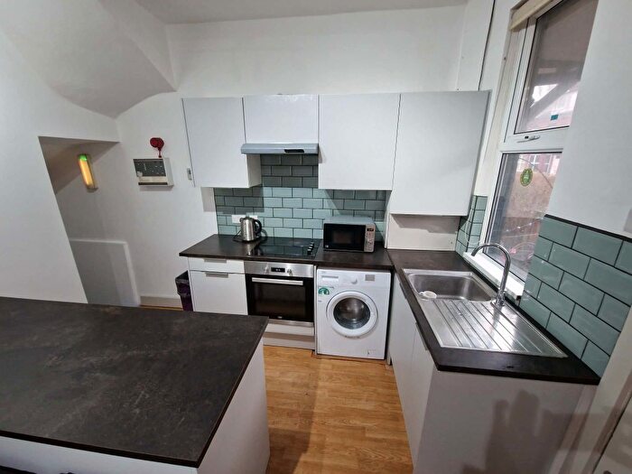 5 Bedroom Terraced House To Rent In Beechwood View, Leeds, LS4