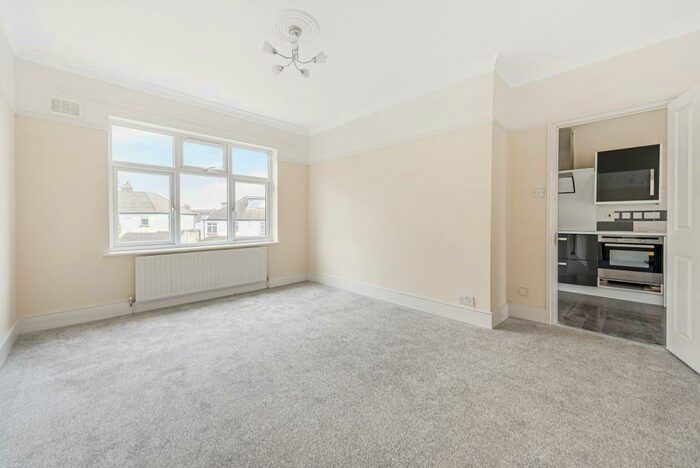 3 Bedroom Flat To Rent In Perry Hill London, SE6