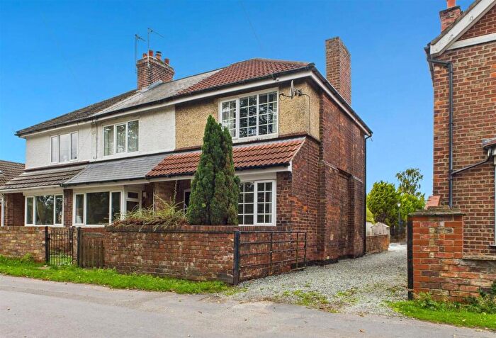 2 Bedroom End Of Terrace House For Sale In Canal Side West, Newport, HU15