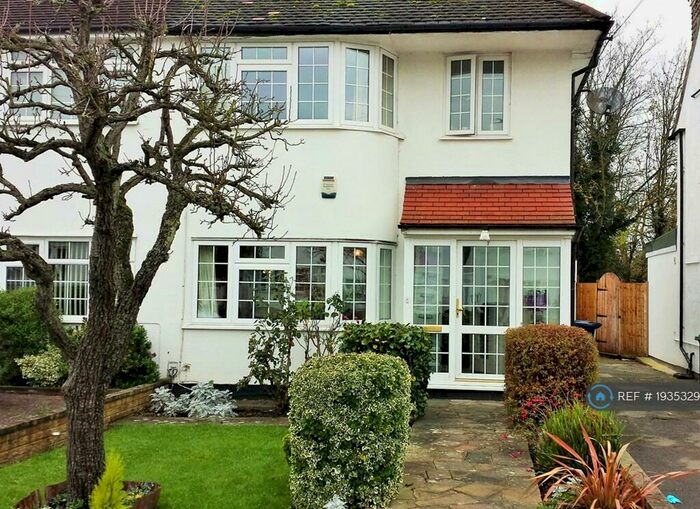 4 Bedroom Semi-Detached House To Rent In Mill Ridge, Edgware, HA8