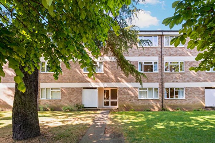 1 Bedroom Apartment For Sale In Victoria Road, Weybridge, KT13