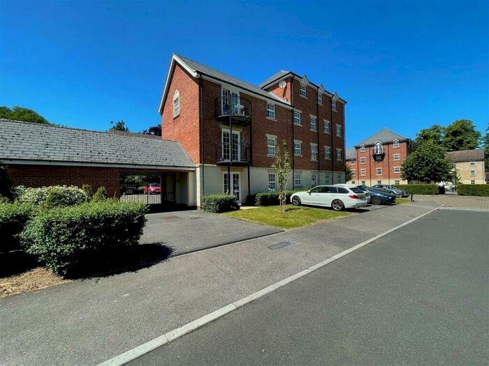 2 Bedroom Apartment To Rent In Old College Road, Newbury, RG14