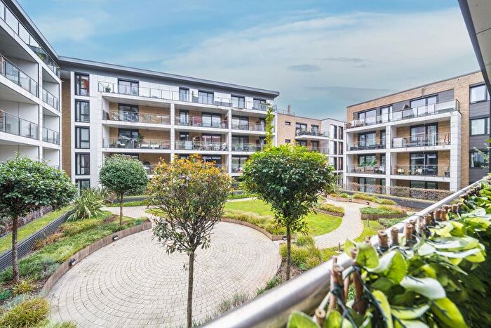 3 Bedroom Flat To Rent In Knaresborough Drive, Earlsfield, London, SW18