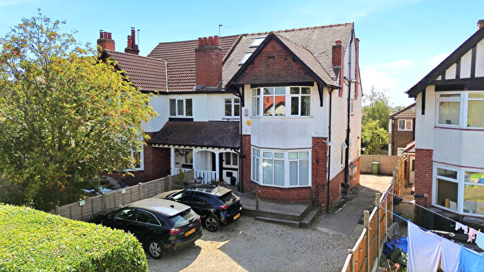3 Bedroom Flat For Sale In Street Lane, Leeds, LS8