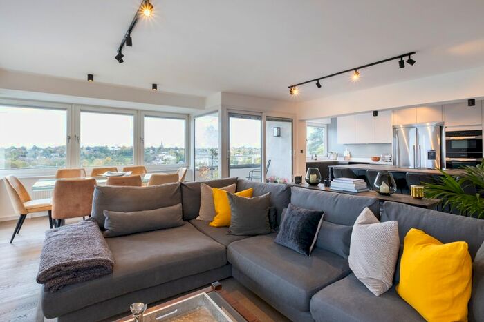 2 Bedroom Flat To Rent In Somerset Road, London, SW19