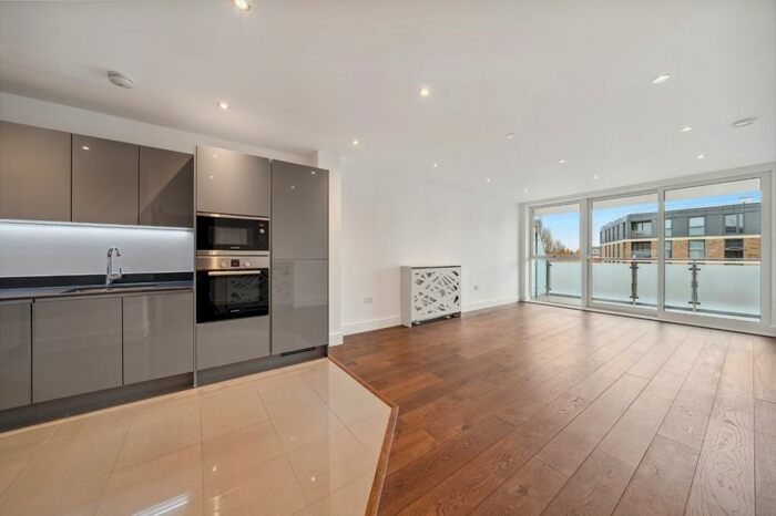 2 Bedroom Flat To Rent In Chancery House, Levett Square, TW9