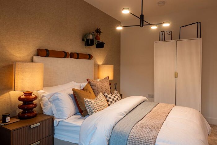 2 Bedroom Flat For Sale In Hawks Road, Kingston Upon Thames, KT1