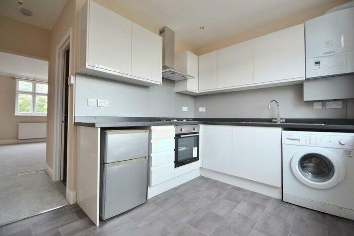 2 Bedroom Apartment To Rent In Berrylands, KT5