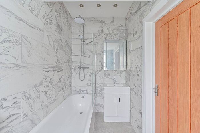 2 Bedroom Flat To Rent In Rye Lane, Peckham, London, SE15