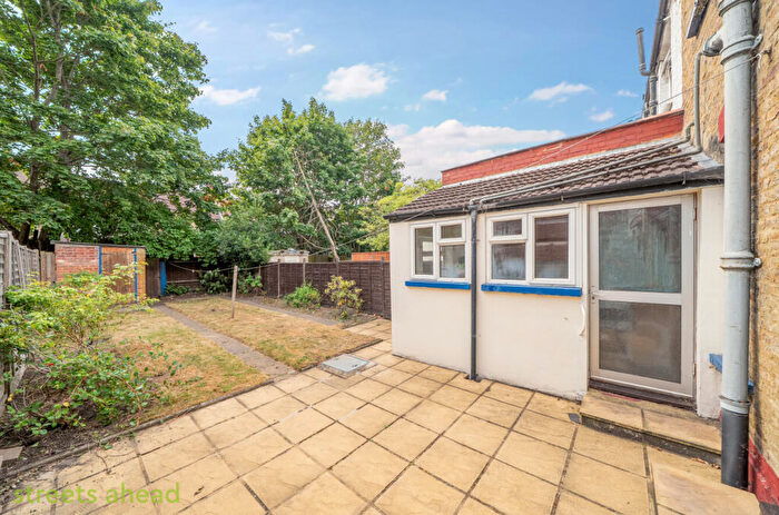 3 Bedroom Terraced House For Sale In Lyndhurst Road, Thornton Heath, CR7