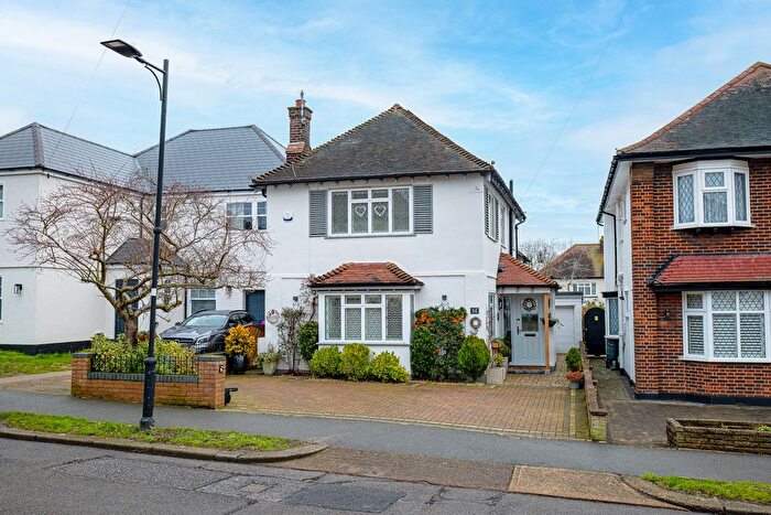 3 Bedroom Detached House For Sale In Tattersall Gardens, Leigh-On-Sea, SS9