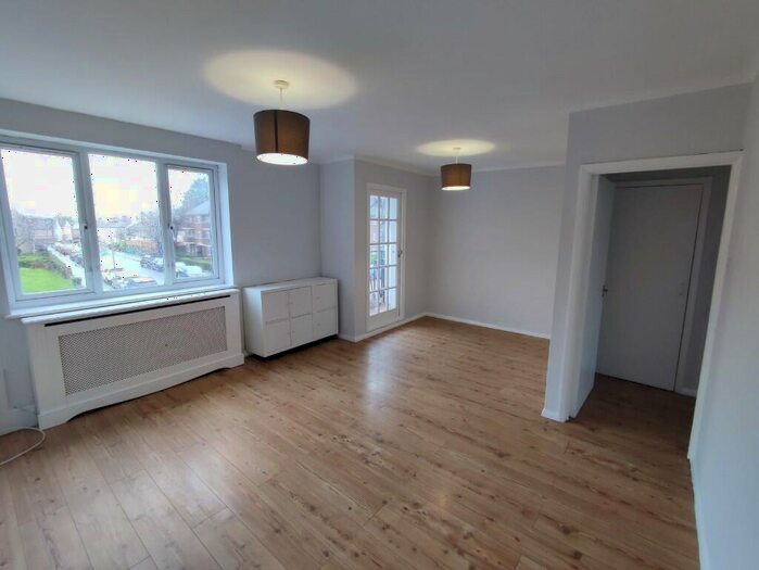 3 Bedroom Flat To Rent In Mottingham Road, London, SE9
