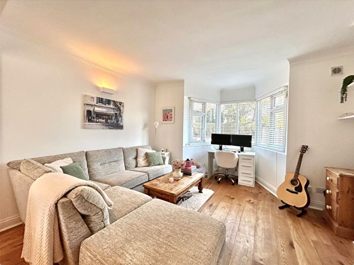 1 Bedroom Flat To Rent In Grantham Lodge, Hadleigh Road, Leigh-On-Sea, SS9