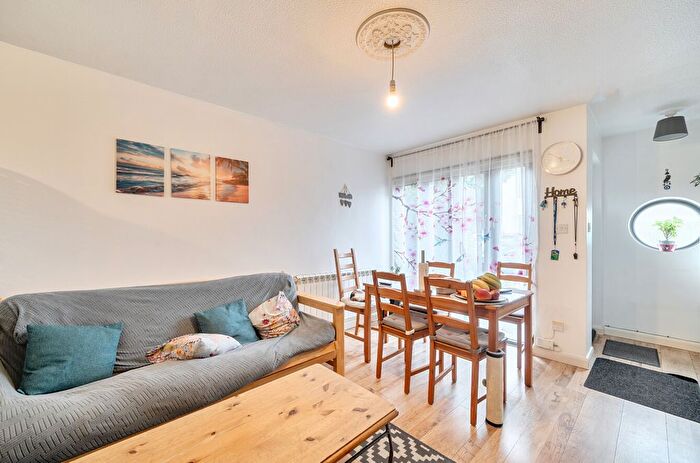 1 Bedroom Flat For Sale In Padbury Close, Bedfont, Feltham, TW14