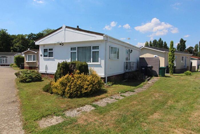 2 Bedroom Mobile Home For Sale In Barnet Road, Barnet, EN5