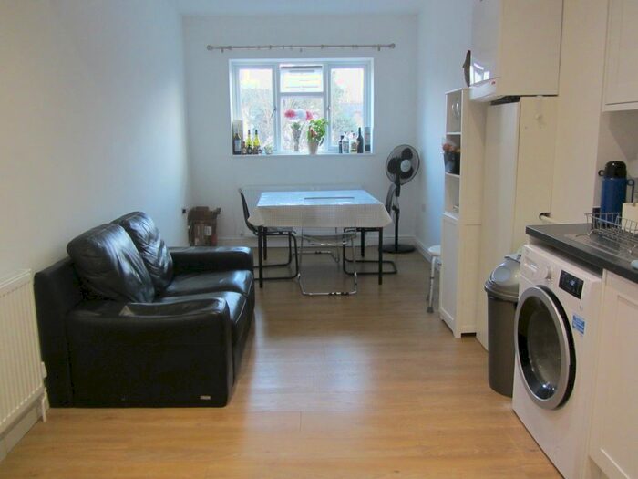 2 Bedroom Maisonette To Rent In Walton Road, Woking, GU21