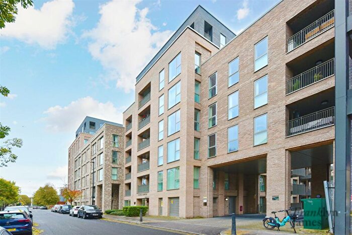 2 Bedroom Apartment To Rent In Thomas Road, London, E14