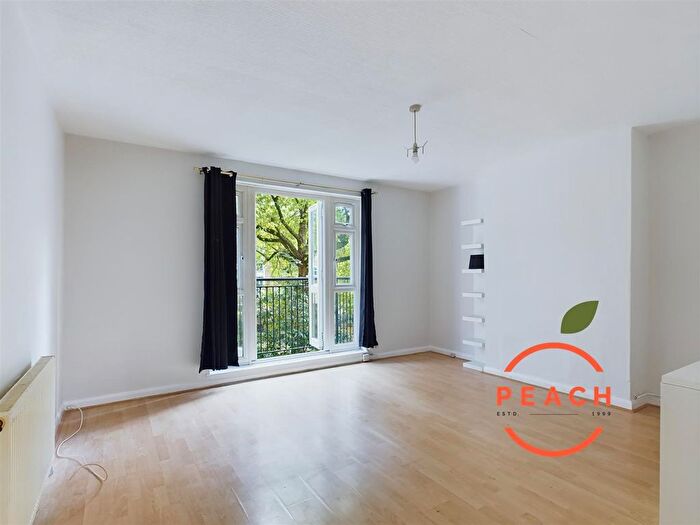 3 Bedroom Flat To Rent In Bletchley Court, Bletchley Street, Old Street, N1