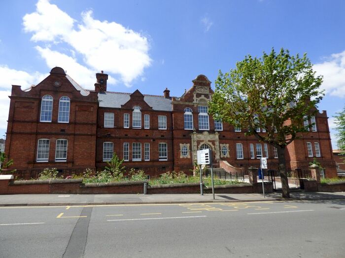 3 Bedroom Flat To Rent In Victoria Road, Swindon, SN1