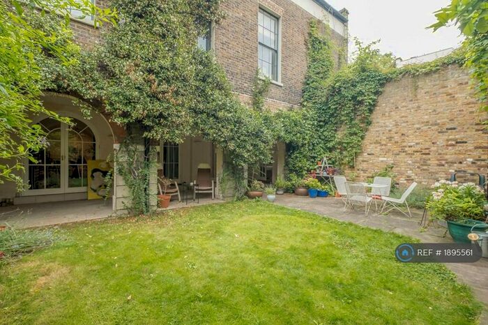 3 Bedroom Flat To Rent In Grove Lane, London, SE5