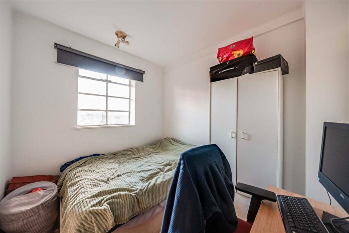 2 Bedroom Flat To Rent In Shepherds Bush Road, London, W6