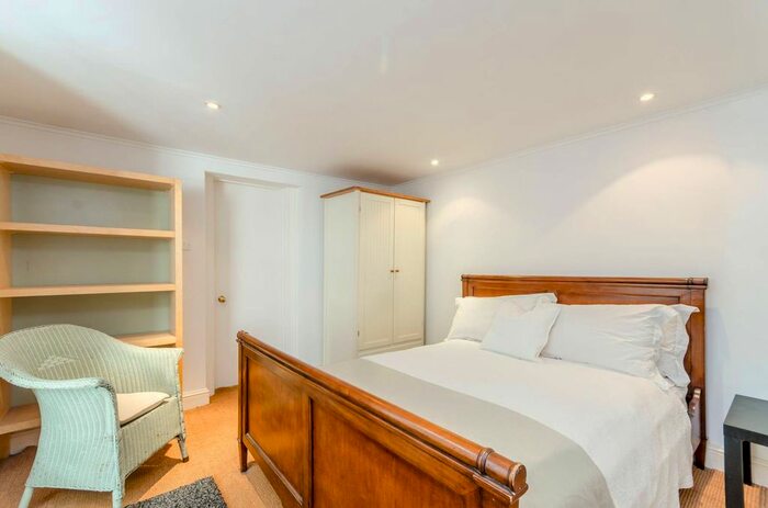 2 Bedroom Flat To Rent In Barclay Road, Fulham, London, SW6