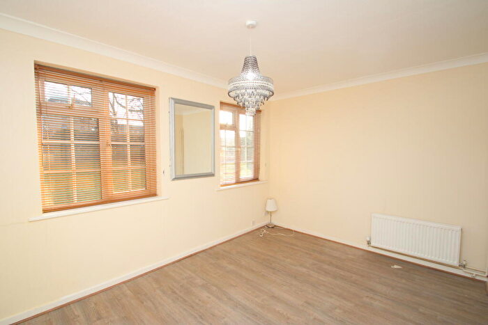 2 Bedroom Apartment To Rent In Beverley Hyrst, Croydon, CR0