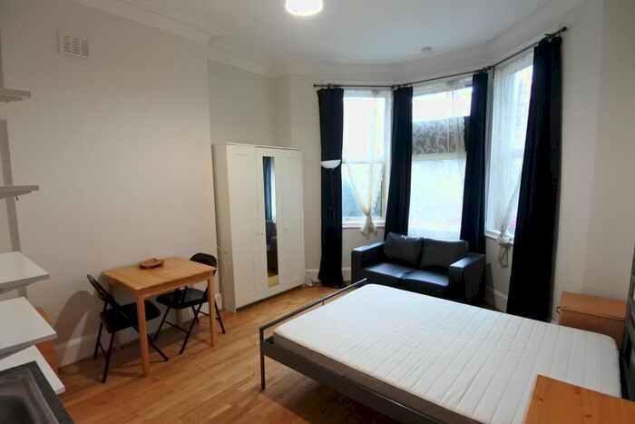 Studio To Rent In Brondesbury Park, Willesden Green, NW2