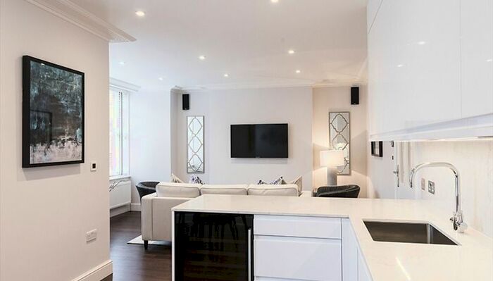 3 Bedroom Flat To Rent In Hamlet Gardens, Ravenscourt Park, London, W6