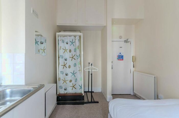 Studio To Rent In Barons Court, Barons Court, London, W14