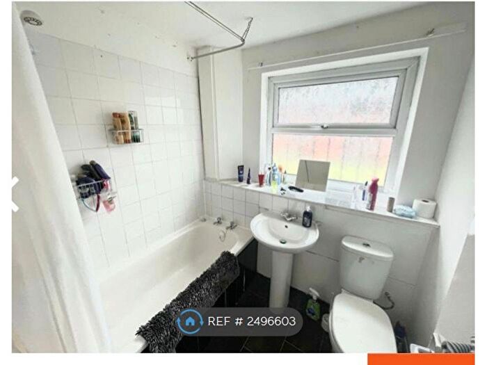 3 Bedroom Terraced House To Rent In St John's Close, Leeds, LS6