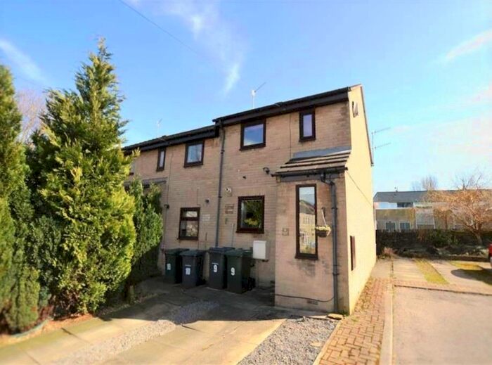 2 Bedroom Town House To Rent In Buckfast Court, Idle, BD10