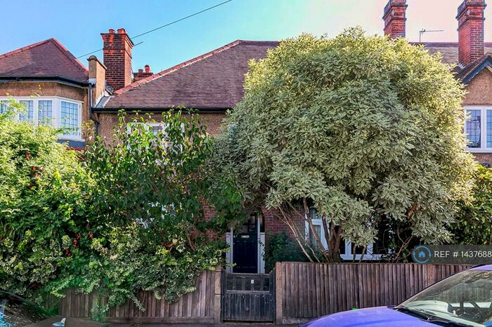 2 Bedroom Flat To Rent In West Court, London, N8