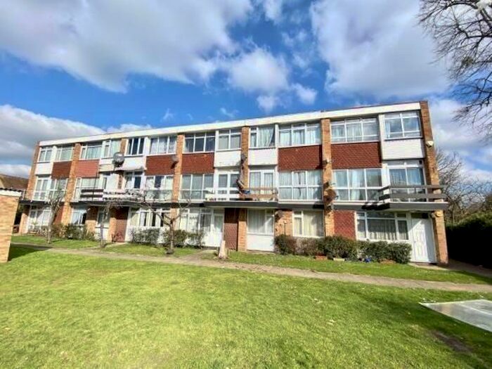 3 Bedroom Flat To Rent In Clive Court, Slough, SL1